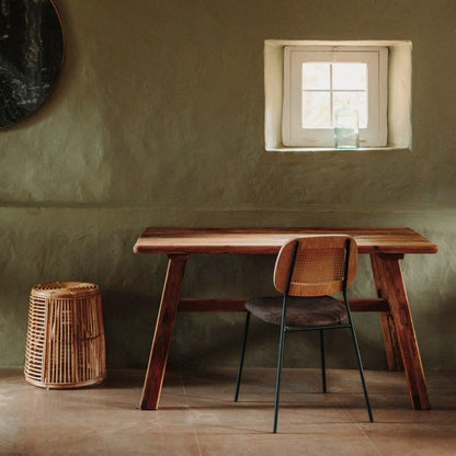 Chaise tapissée style contemporain, idéale pour brasseries et restaurants. Conçue pour un usage professionnel en intérieur.