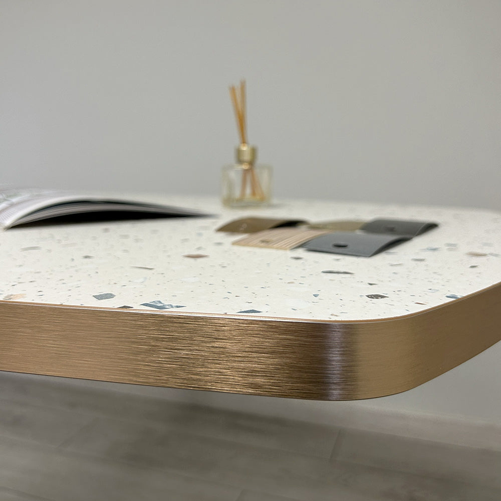 plateau de table sur mesure décor Terrazzo cassata, avec chant cuivre pour restaurant Restootab