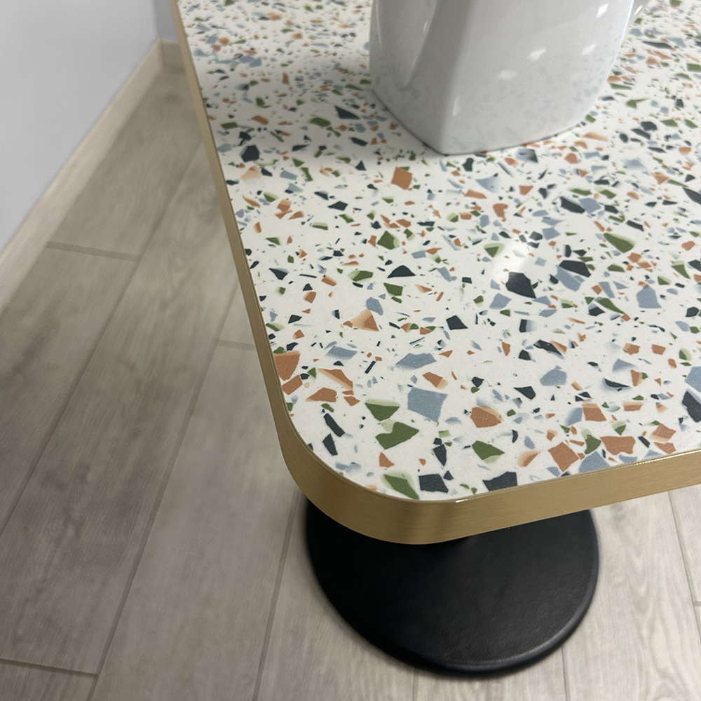 plateau de table sur mesure décor terrazzo coloré