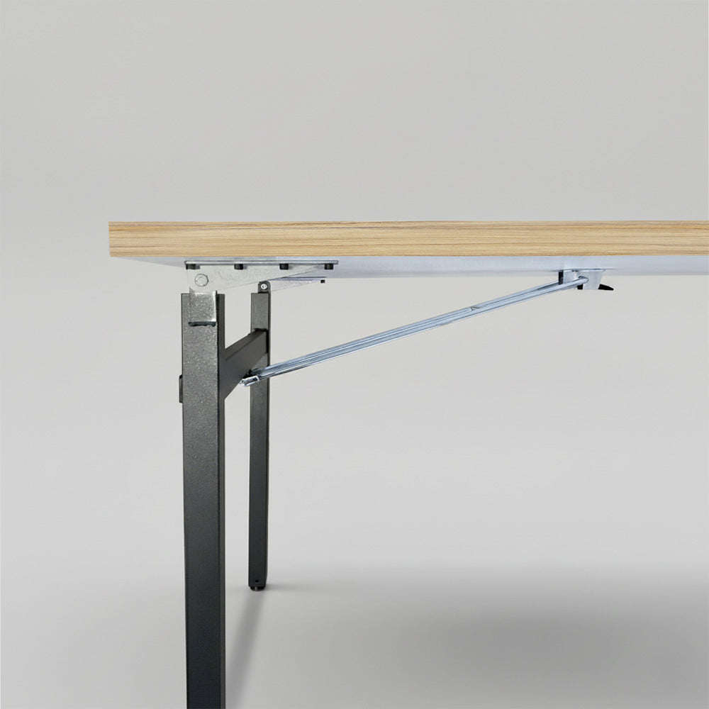 Table rectangulaire pliante d'intérieur pour restaurant et hôtel, structure en acier et plateau en bois aggloméré. décor vert chant bois