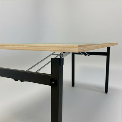 Table rectangulaire pliante d'intérieur pour restaurant et hôtel, structure en acier et plateau en bois aggloméré. décor bois vert